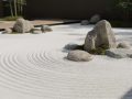 Créer un jardin sec zen (karesansui) chez soi : sable, pierres, lignes et symbolique.